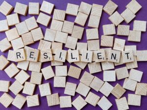 "Resilient" steht buchstabiert auf Holzklötzchen